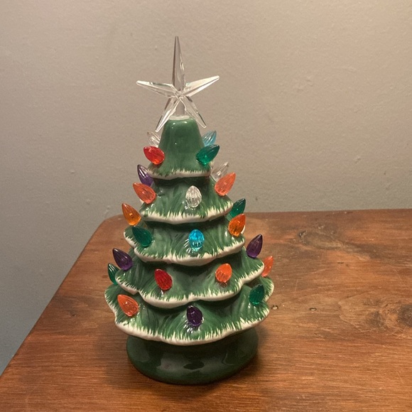 NWT 9” Green & White Snow- LED Light Up Ceramic Tree 🎄 Decoration w/ 30 Bulbs - Picture 11 of 17